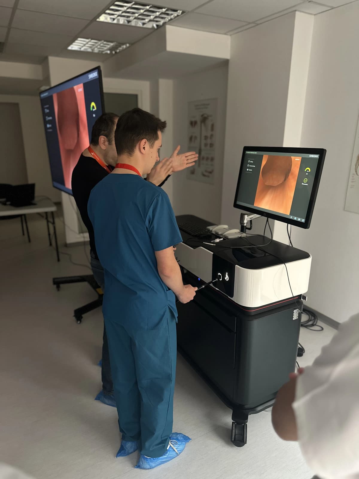 Participanți la un exercițiu de simulare medicală, folosind echipamentul din atelier.