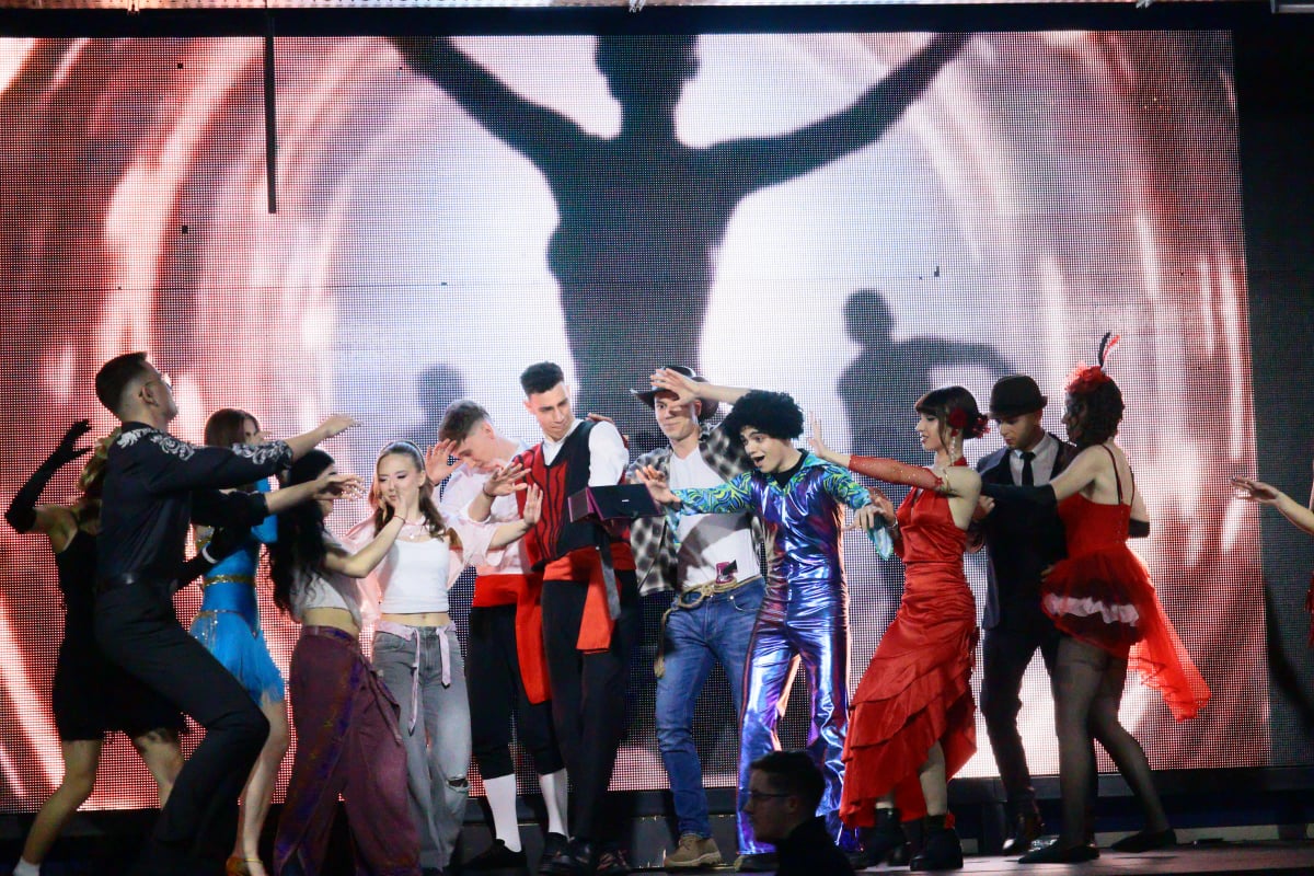 Moment de grup pe scena Balului bobocilor.